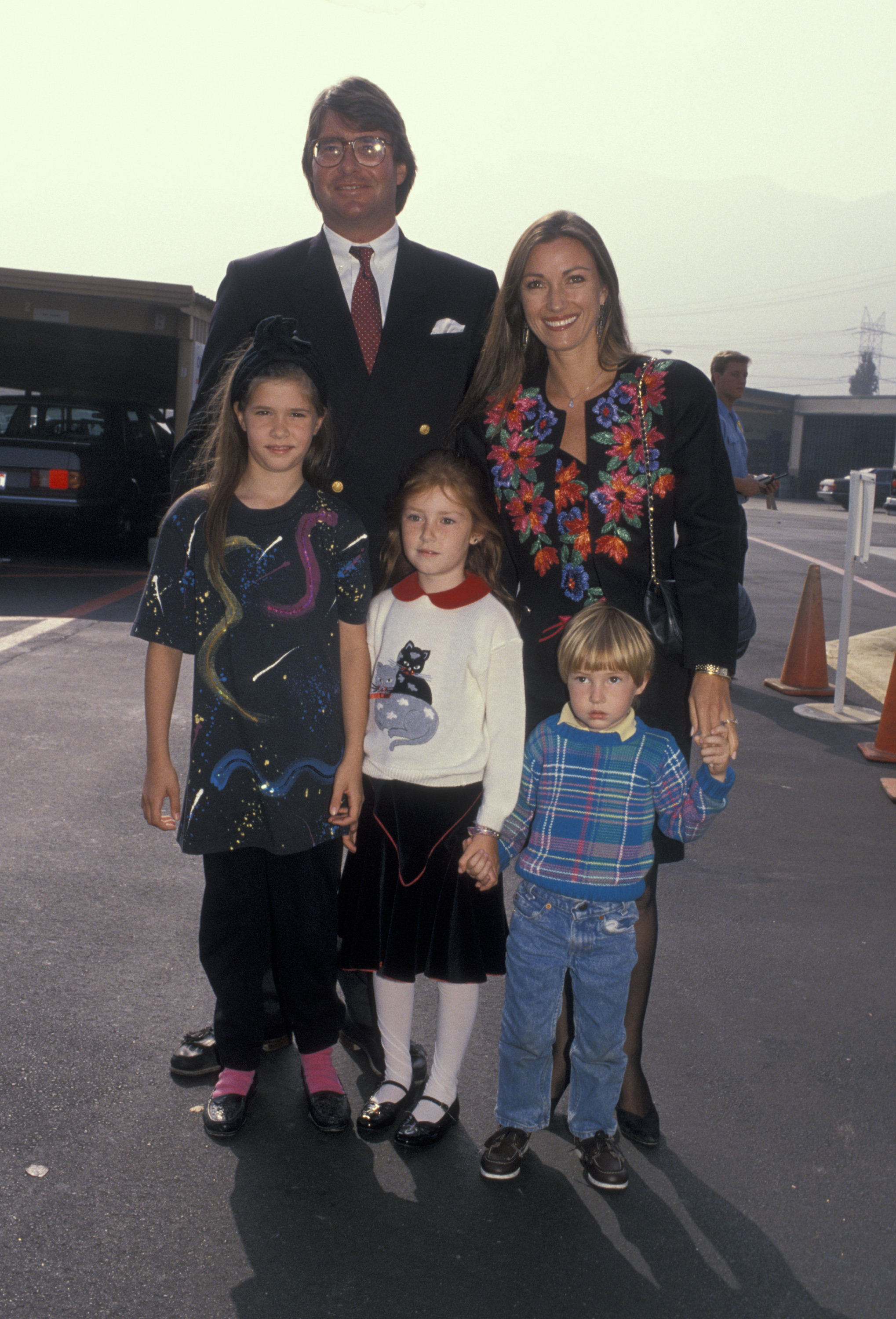 David Flynn, the actress, Jennifer Flynn, Katherine Flynn, and Sean Flynn at the Los Angeles premiere of "Oliver & Company," 1988 | Source: Getty Images