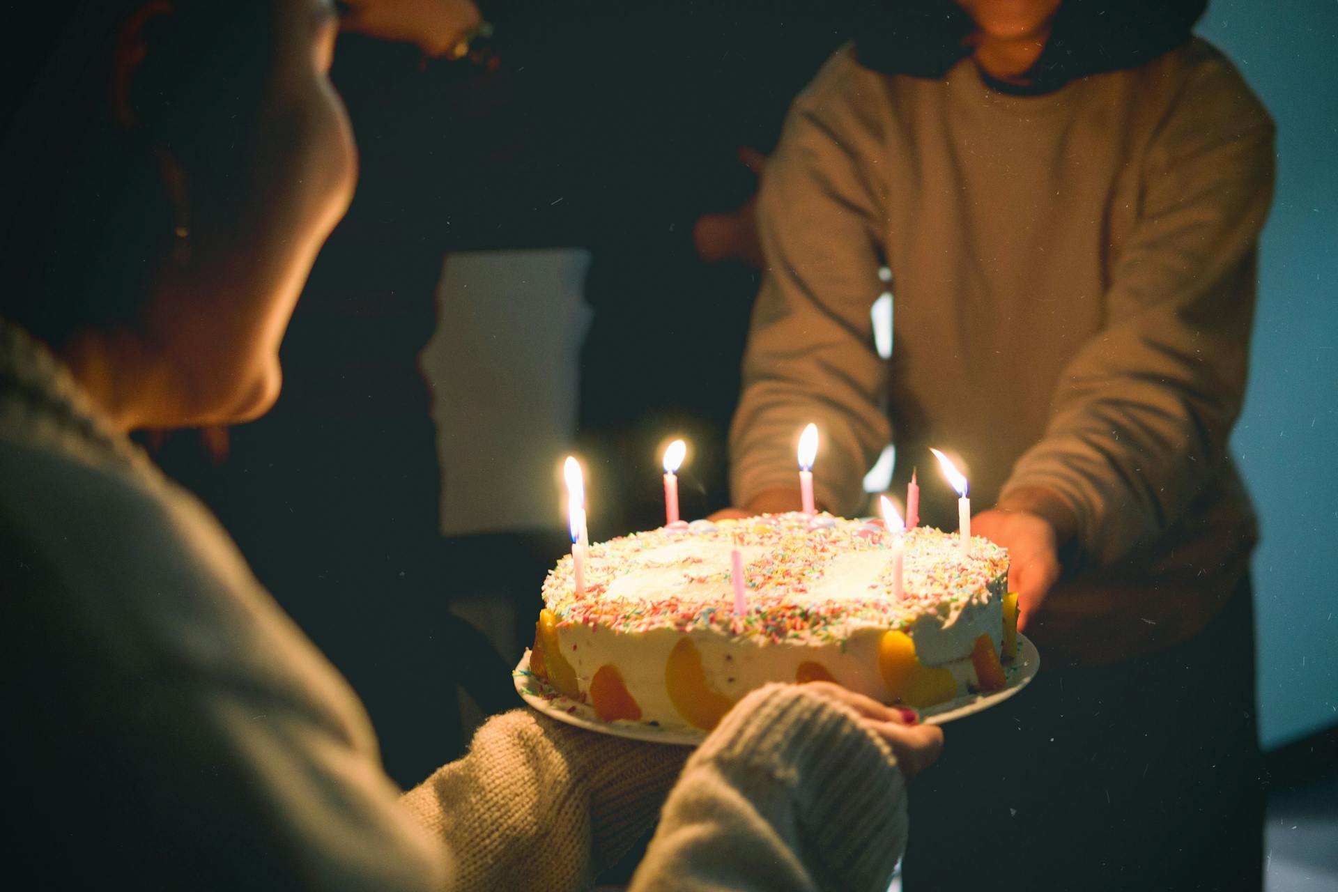 Two people holding cake | Source: Pexels