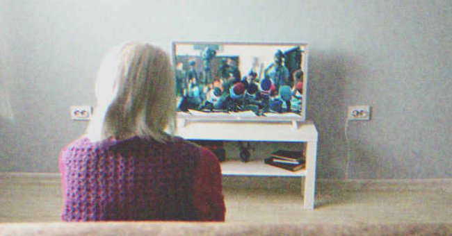 Una mujer mira con atención algún programa en la televisión. | Foto: Shutterstock