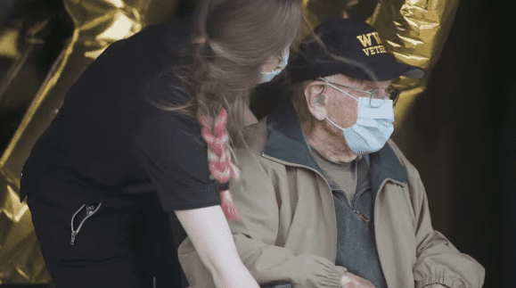 William Lapschies, 104 ans, survivant du coronavirus, fêtant son anniversaire le 1er avril 2020 | Photo : YouTube/ L'Oregonien.