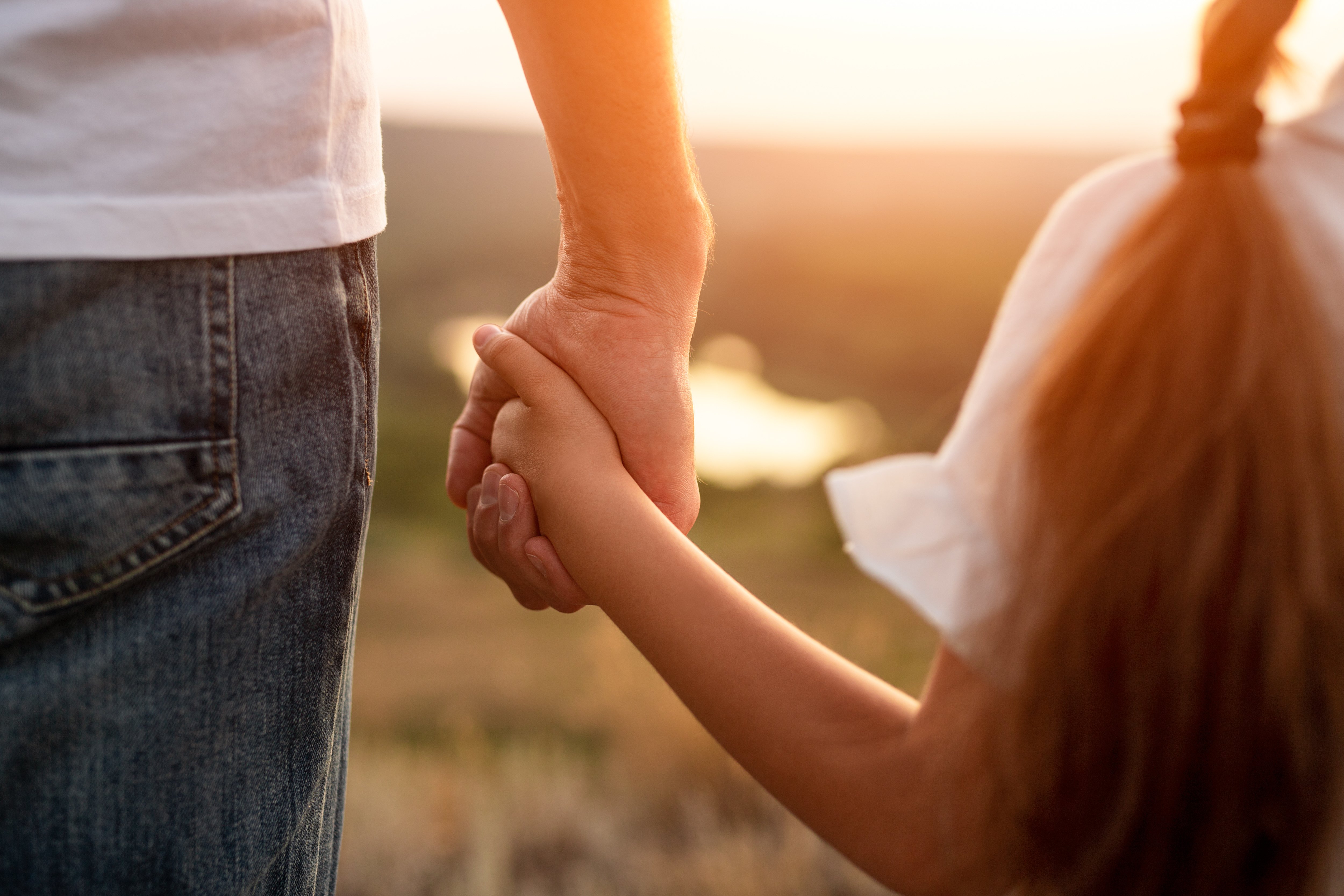 Padre e hija tomados de las manos. | Foto: Shutterstock
