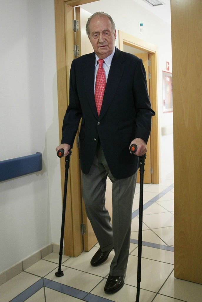 El rey Juan Carlos dejando el hospital tras cirugía de cadera, el 18 de abril de 2012 en Madrid, España. | Imagen: Getty Images