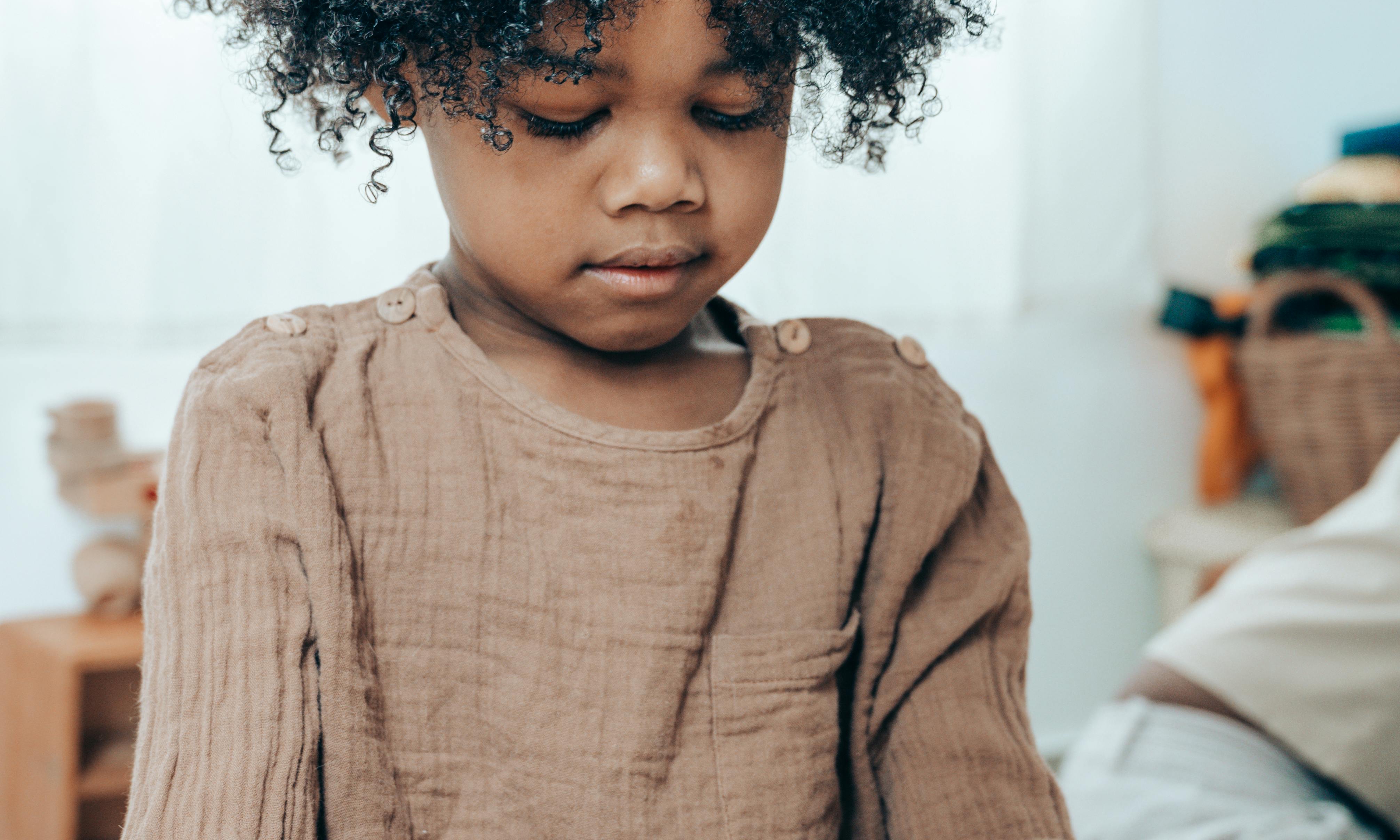 A child wearing an old dress | Source: Pexels