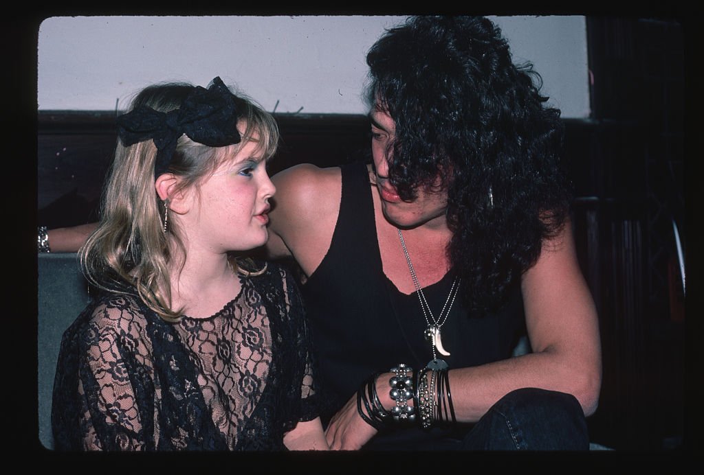 Lead singer for the heavy metal group Ratt, Stephen Pearcy, speaks with child actress Drew Barrymore at a party, January 1985 | Source: Getty Images