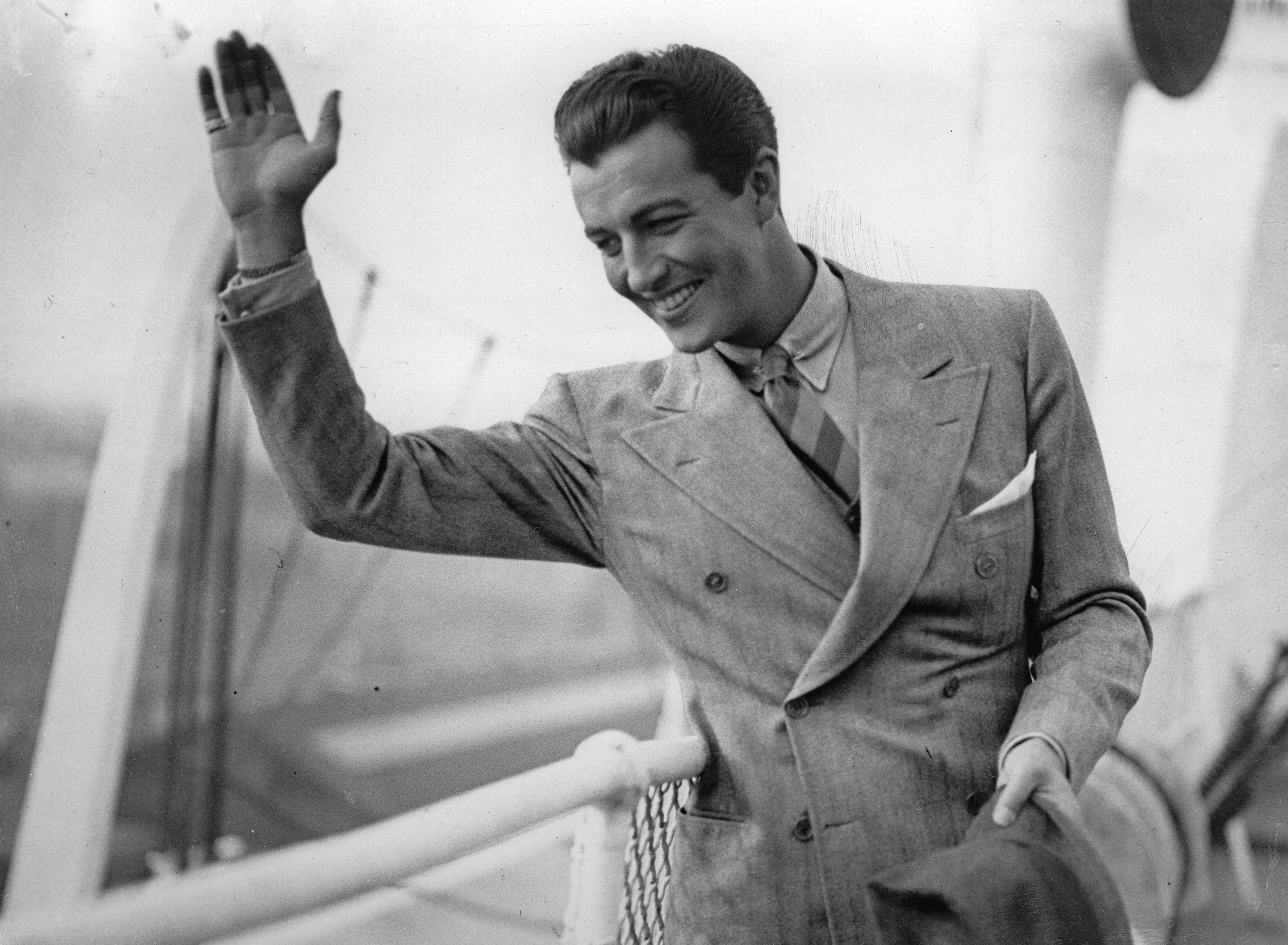 The US-american actor Robert Taylor at his arrival in the harbour of Southampton. On the ship BERENGARIA. August 27th 1937. Photograph. | Source: Getty Images
