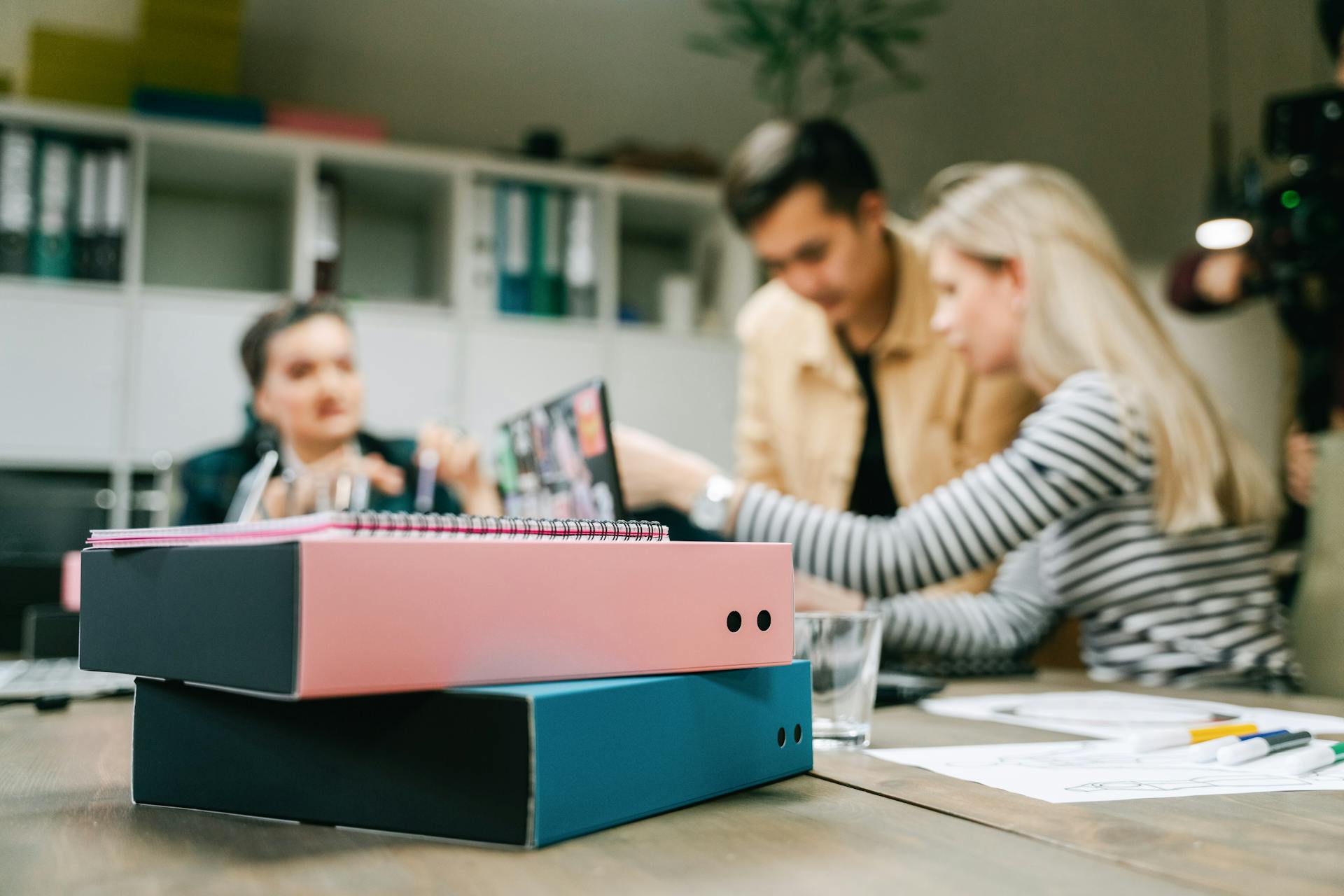 A group of people having a discussion in an office | Source: Pexels