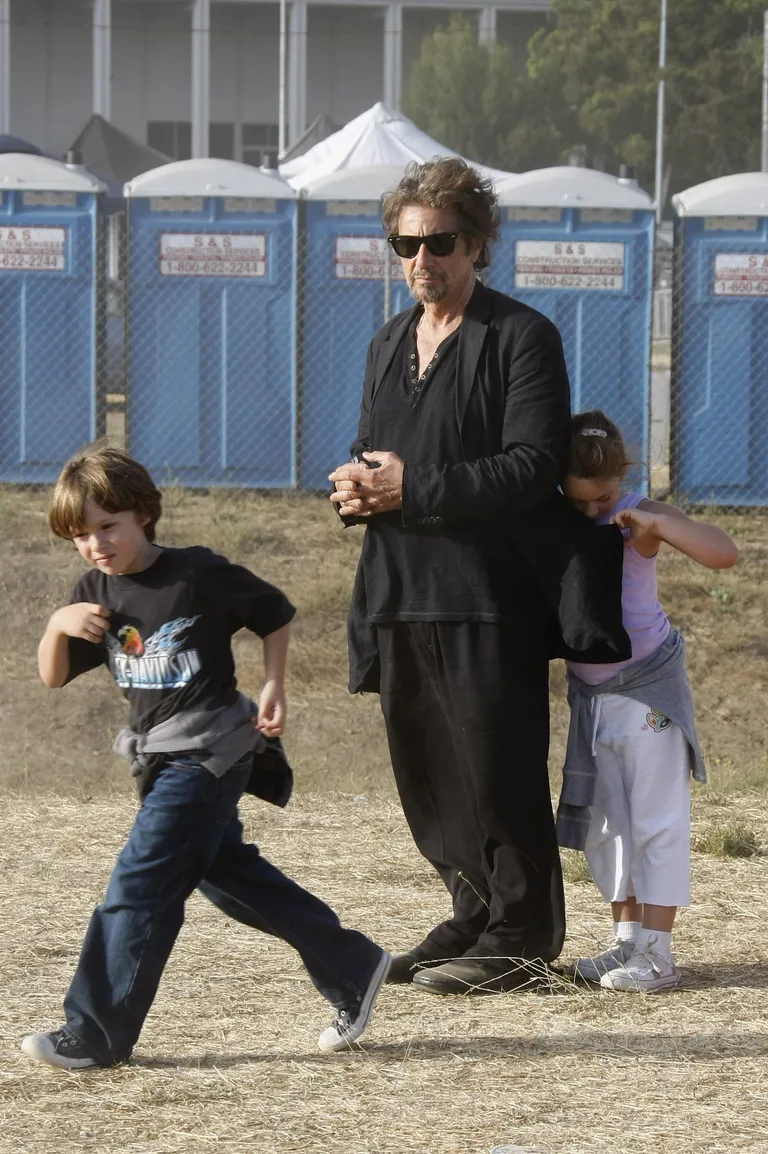 Al Pacino et ses jumeaux, son fils Anton James et sa fille Olivia Rose à Malibu, en Californie, le 31 août 2008 | Photo : Getty Images