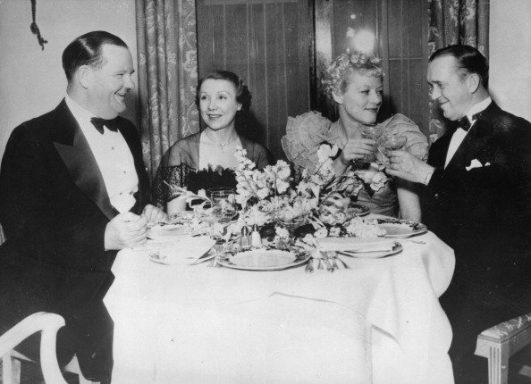 Stan Laurel und Oliver Hardy mit ihren Ehefrauen bei einem Versöhnungstreffen circa 1935 | Quelle: Getty Images