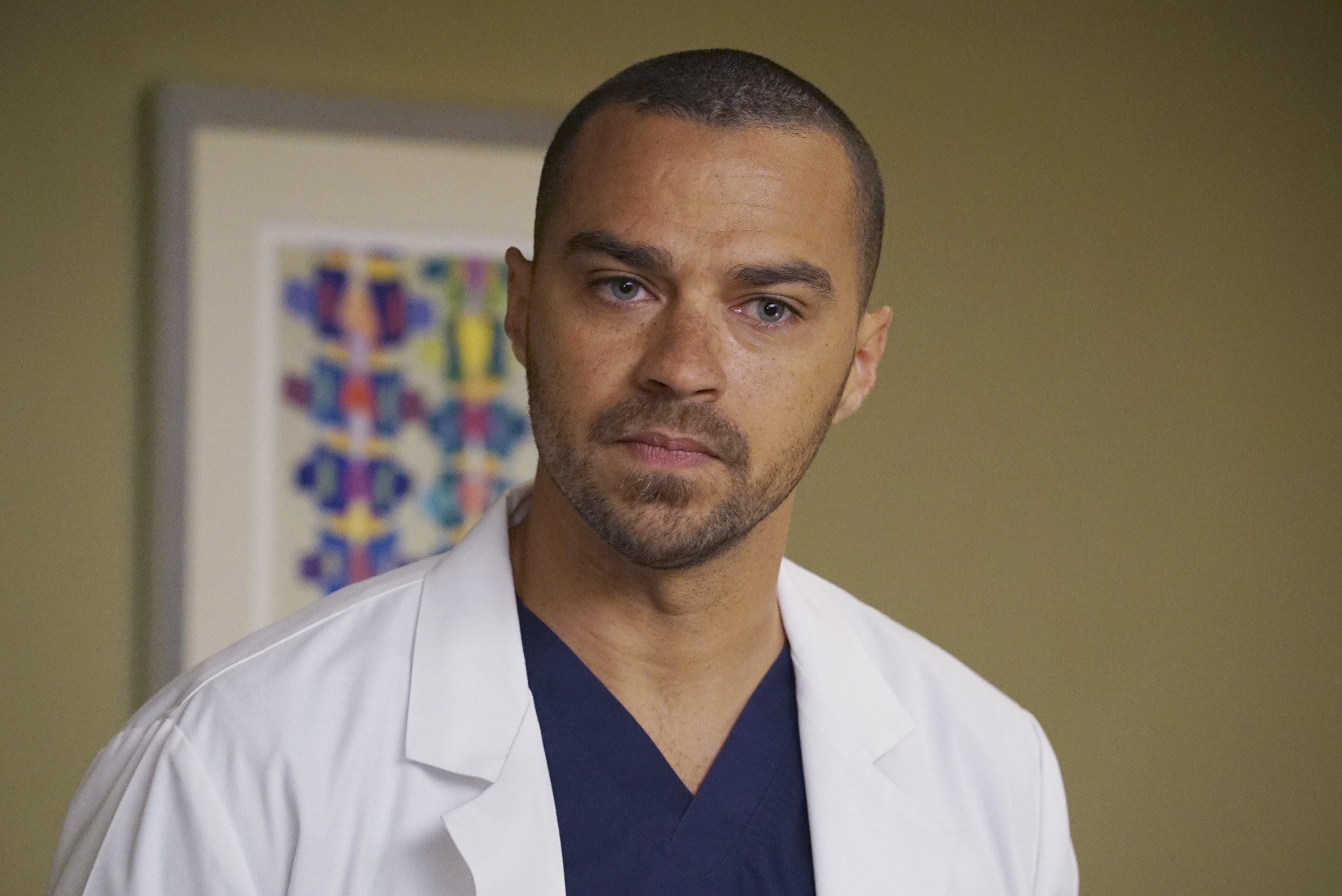 Jesse Williams as Dr. Jackson Avery on an episode of "Grey's Anatomy," 2016. | Photo: Getty Images
