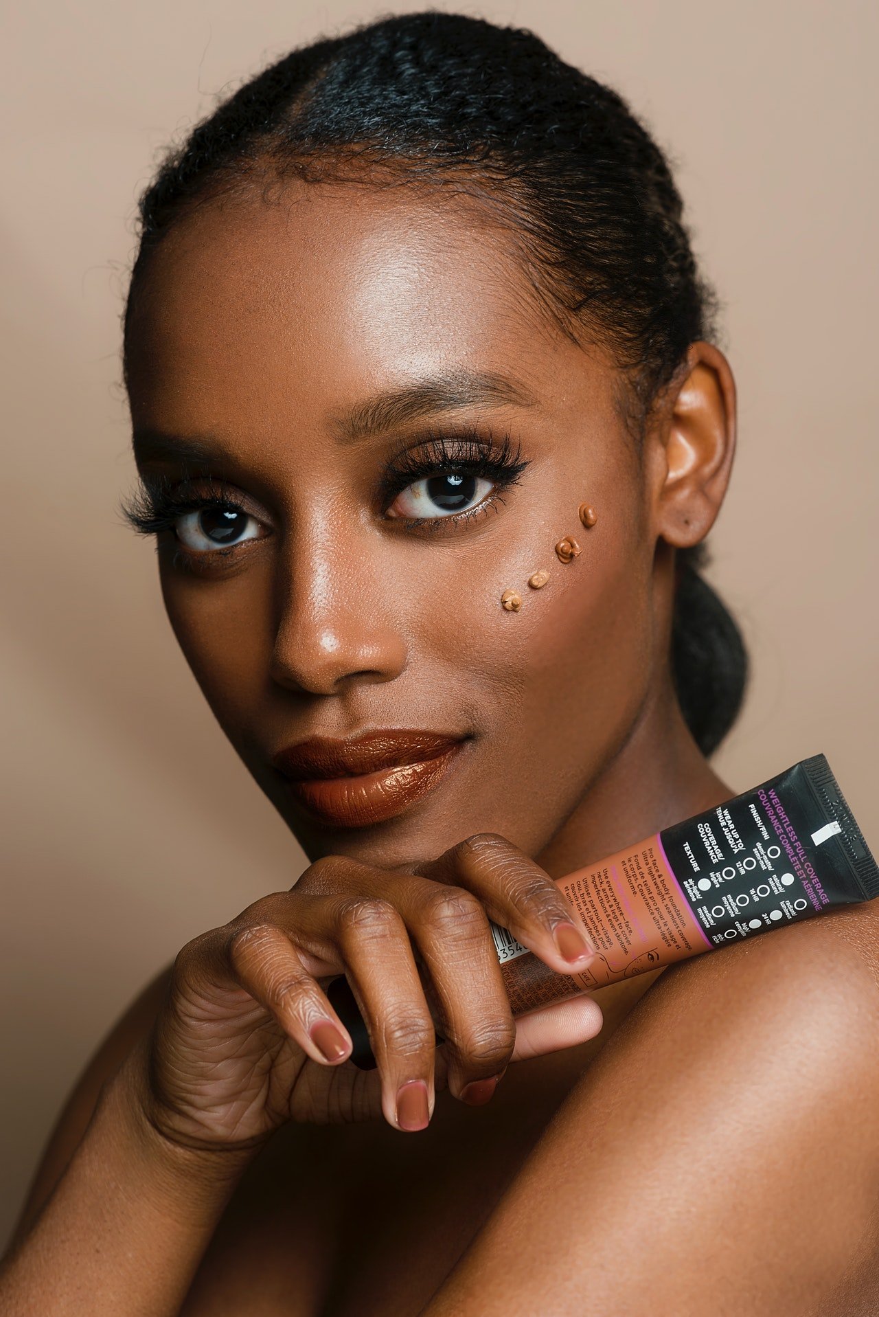 Dama con poca base de maquillaje.| Foto: Pexels