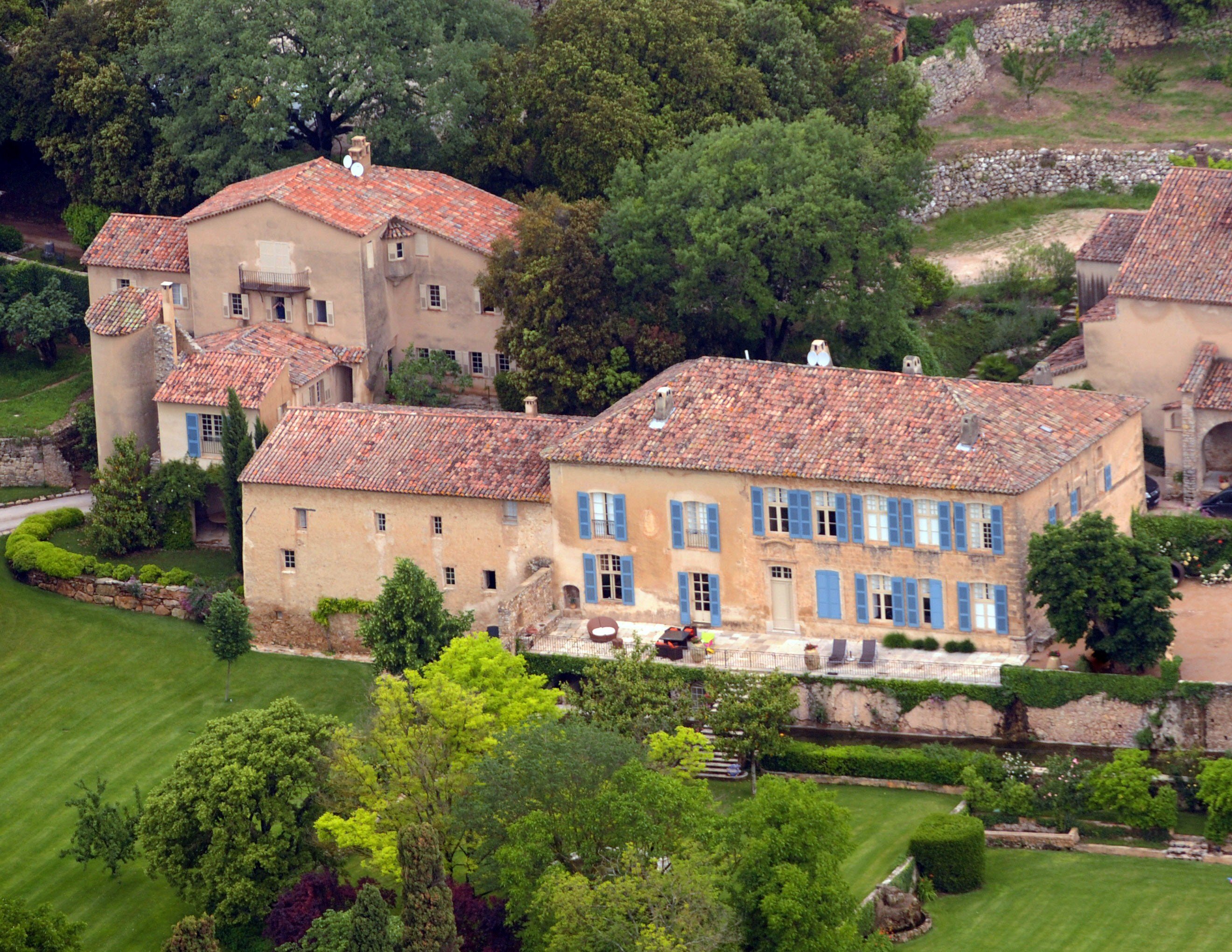 Vista aérea de Le Val, sureste de Francia, muestra el Chateau Miraval, una propiedad de viñedos de Brad Pitt y Angelina Jolie. | Foto: Getty Images