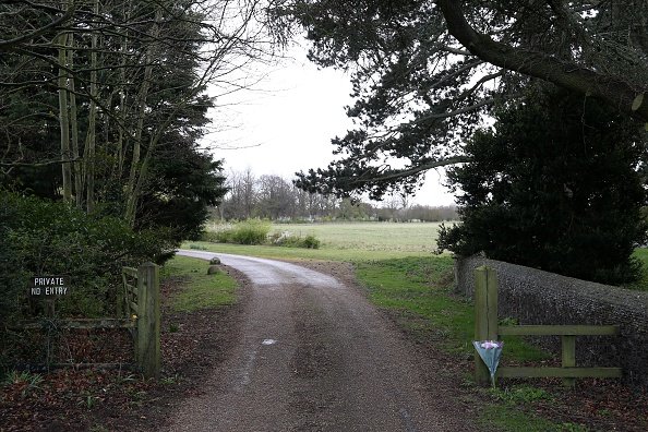 Blumen wurden am Eingang des Anwesens niedergelegt, Wood Farm, das ehemalige Haus von Prinz Philip, Herzog von Edinburgh, auf dem königlichen Anwesen Sandringham in Norfolk am 11. April 2021 in Sandringham | Quelle: Getty Images