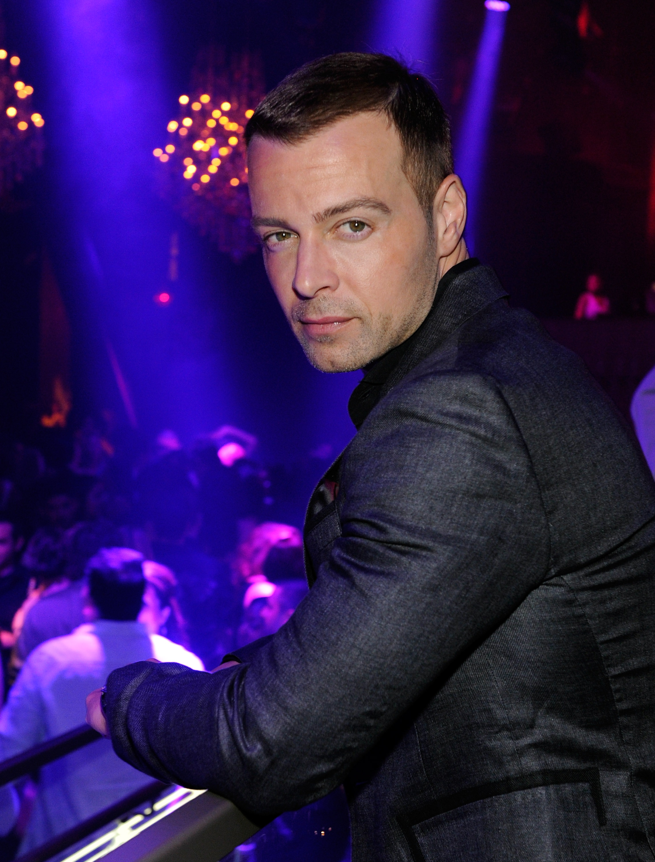 Joey Lawrence poses at the Chateau Nightclub & Gardens on April 28, 2012, in Las Vegas, Nevada. | Source: Getty Images