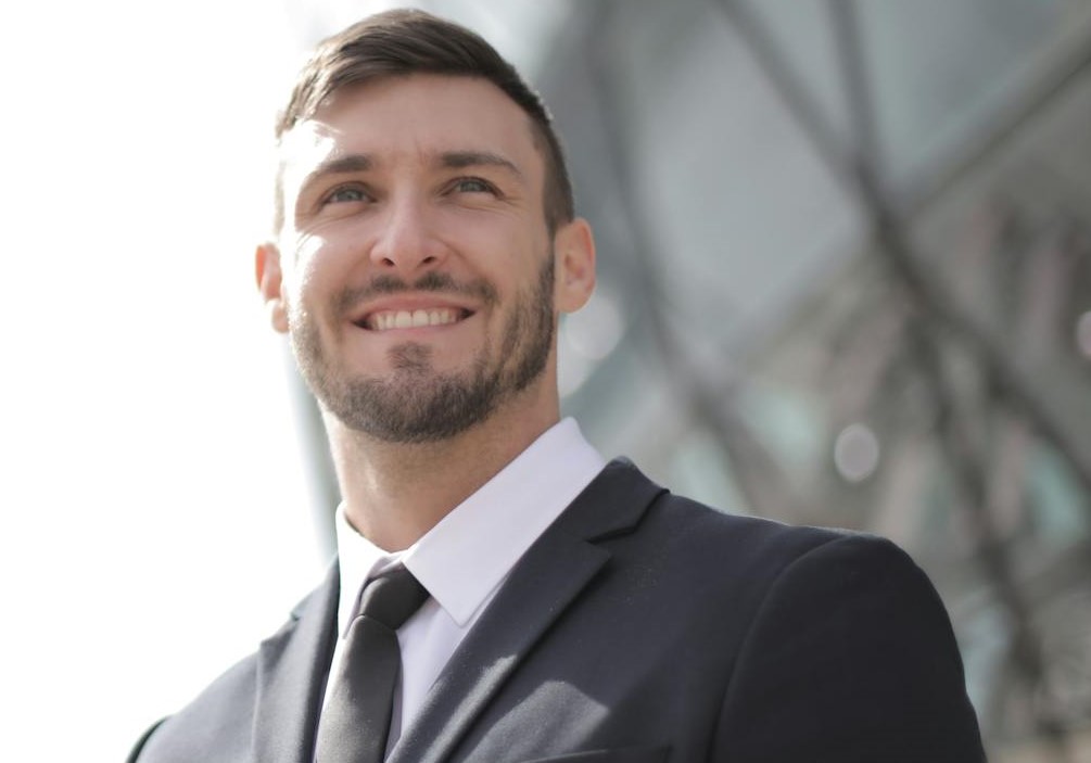 A cheerful man talking to someone | Source: Pexels