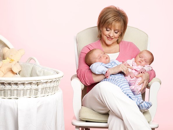Nancy Grace, avocate et animatrice de télévision, avec ses enfants jumeaux Lucy et John. |Photo : Getty Images
