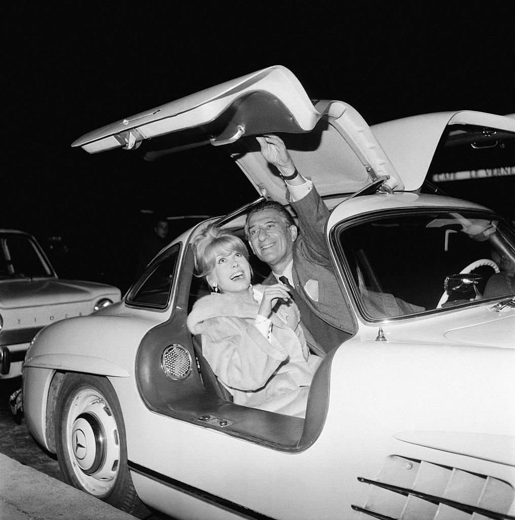 Catherine Deneuve llega al estreno de la película "Et Satan Conduit Le Bal" con Paul-Louis Weiller en París, el 25 de octubre de 1962.| Foto: Getty Images Catherine Deneuve llega al estreno de la película "Et Satan Conduit Le Bal" con Paul-Louis Weiller en París, el 25 de octubre de 1962.| Foto: Getty Images