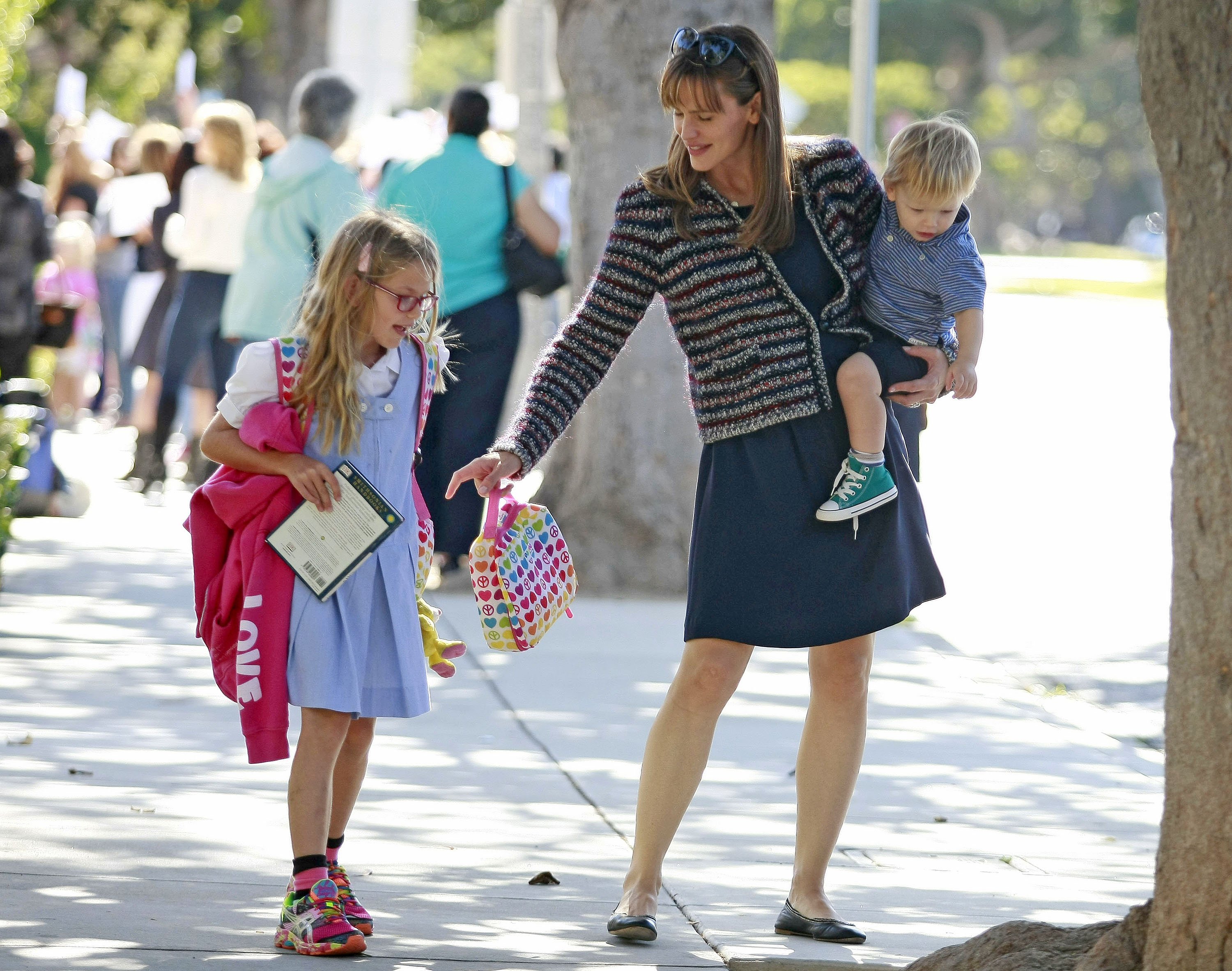 Jennifer Garner, son Samuel Affleck, and daughter Violet Affleck on September 26, 2013, in Los Angeles, California. | Source: Getty Images