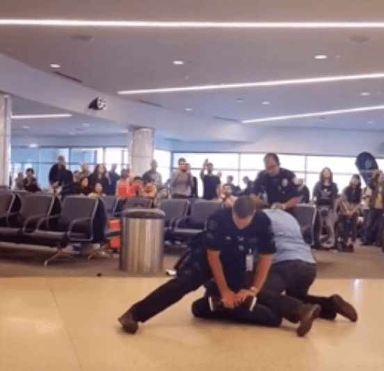 Man attempts to walk through airport security | Photo: Reddit/JasperTullett 