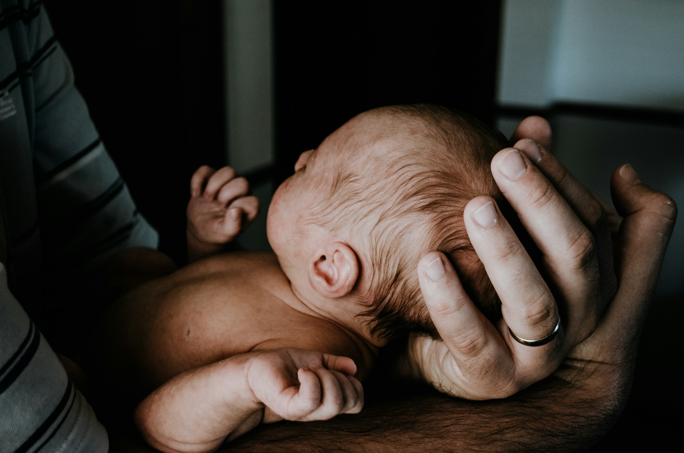 A man holding a newborn baby | Source: Unsplash