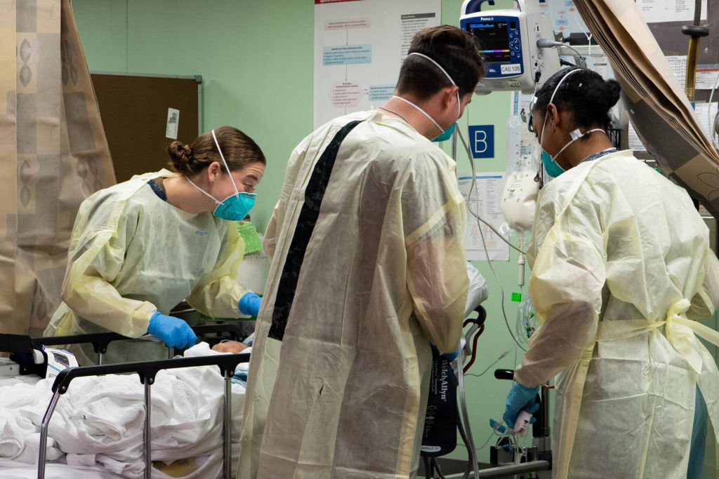 Le personnel soignant s'occupant d'un patient Covid-19. | Photo : Getty Images Le personnel soignant s'occupant d'un patient Covid-19. | Photo : Getty Images