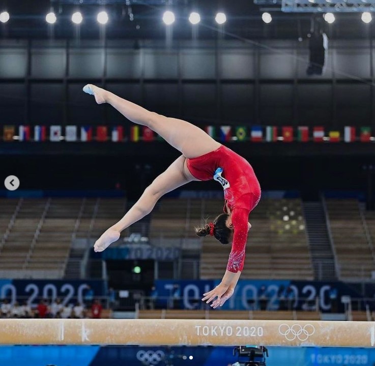 Suni Lee performing a gymnastic routine in an image uploaded on August 3, 2021 | Source: Instagram/sunisalee