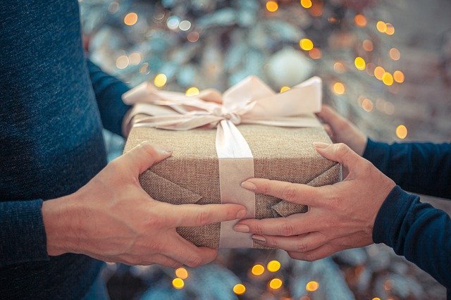 Hombre entrega a una mujer un regalo. | Foto: Pixabay