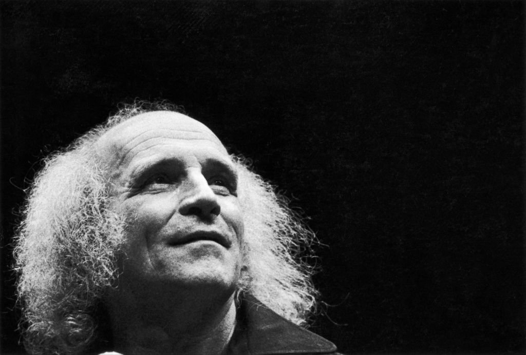 Leo Ferre sur scène, Jardins de la villette, la grande Halle, 1974 à Paris. | Photo : Getty Images