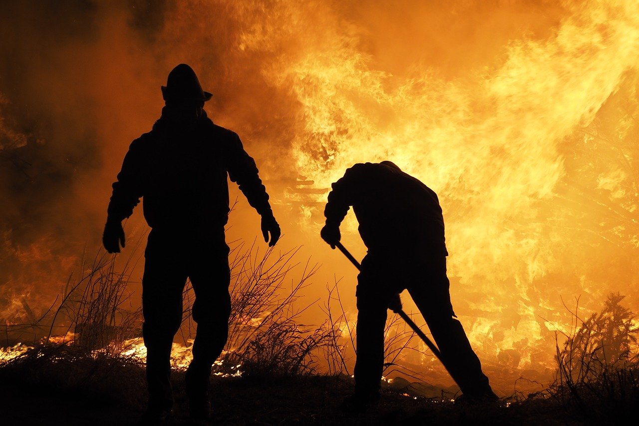 Bomberos combatiendo incendio. | Foto: Pixabay