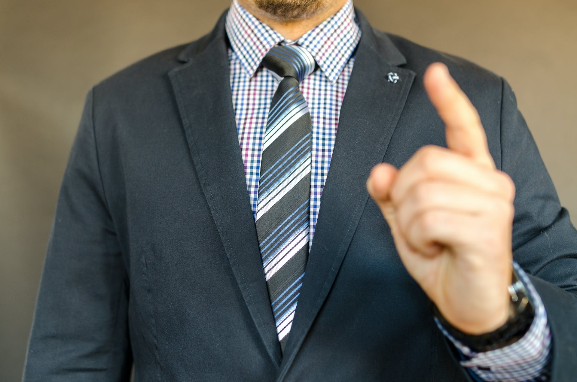 Man in suit pointing a finger | Source: Pexels