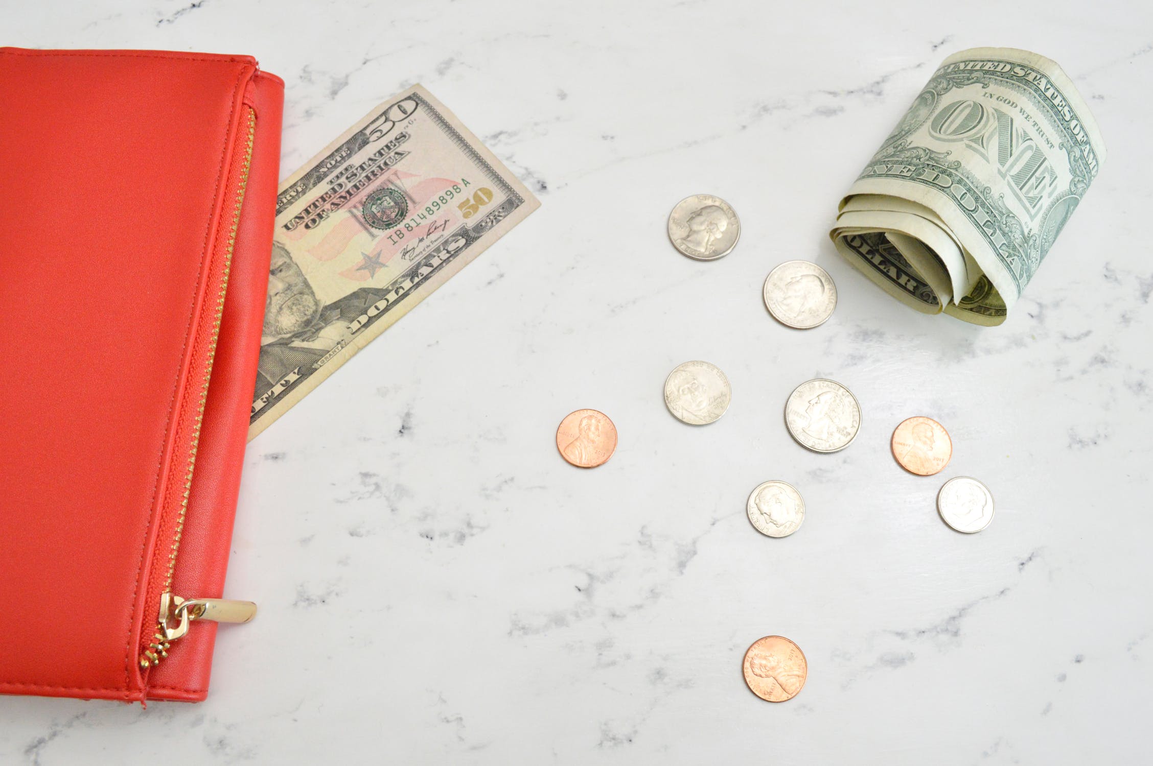 Monedero, monedas y billetes. | Imagen: Pexels