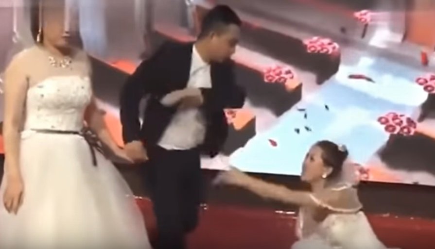 Novia suplica de rodillas a su ex en plena boda. | Foto: YouTube/The AIO Entertaiment