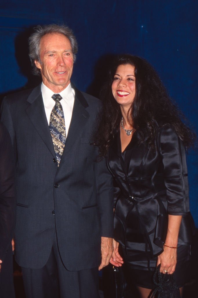Clint Eastwood und Dina Ruiz am 9. September 1995 in Paris, Frankreich. | Quelle: Getty Images