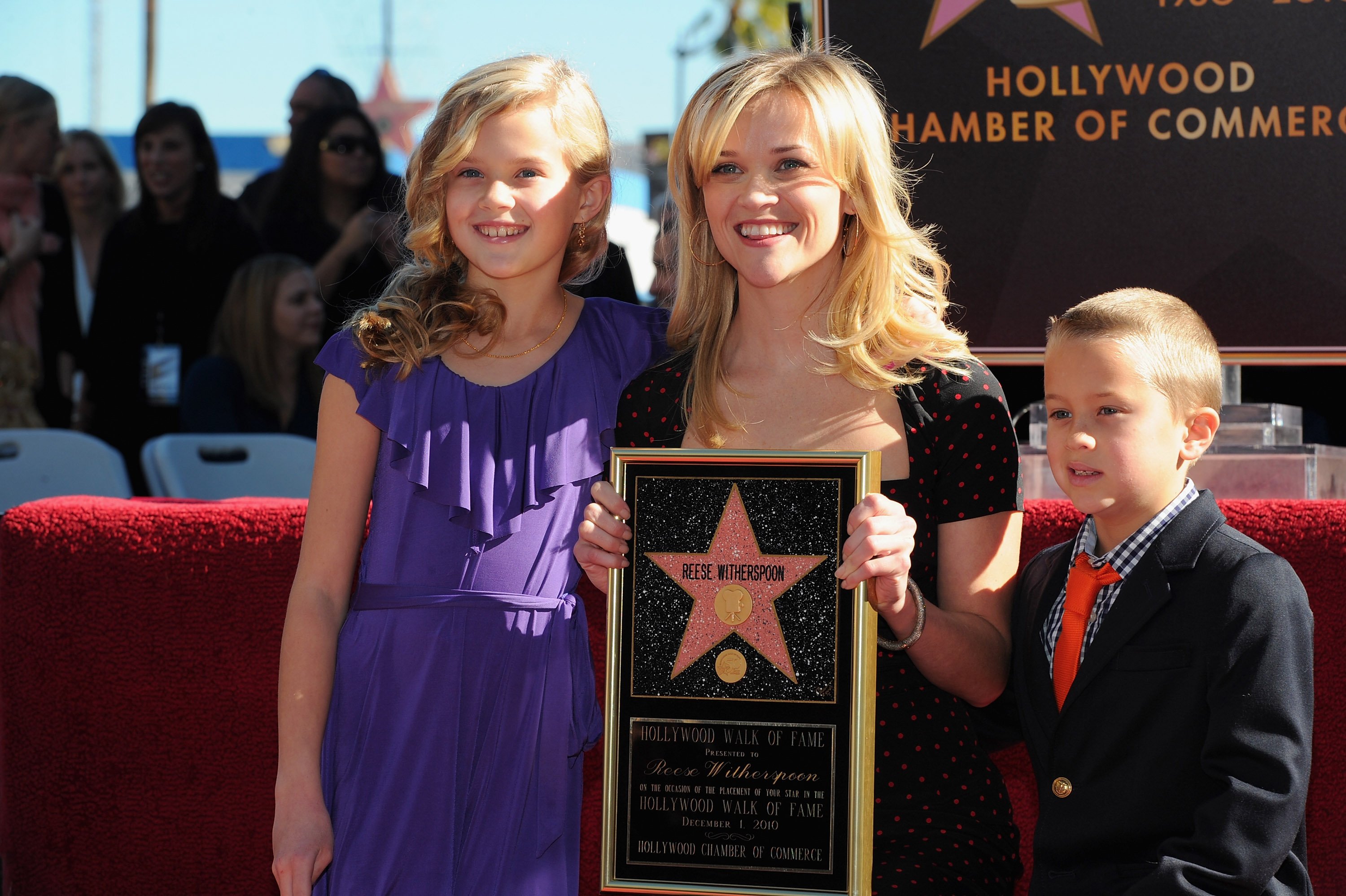 Reese Witherspoons with kids Ava and Deacon Phillip at the Hollywood Walk of Fame in Hollywood, California on December 1, 2010 | Photo: Getty Images