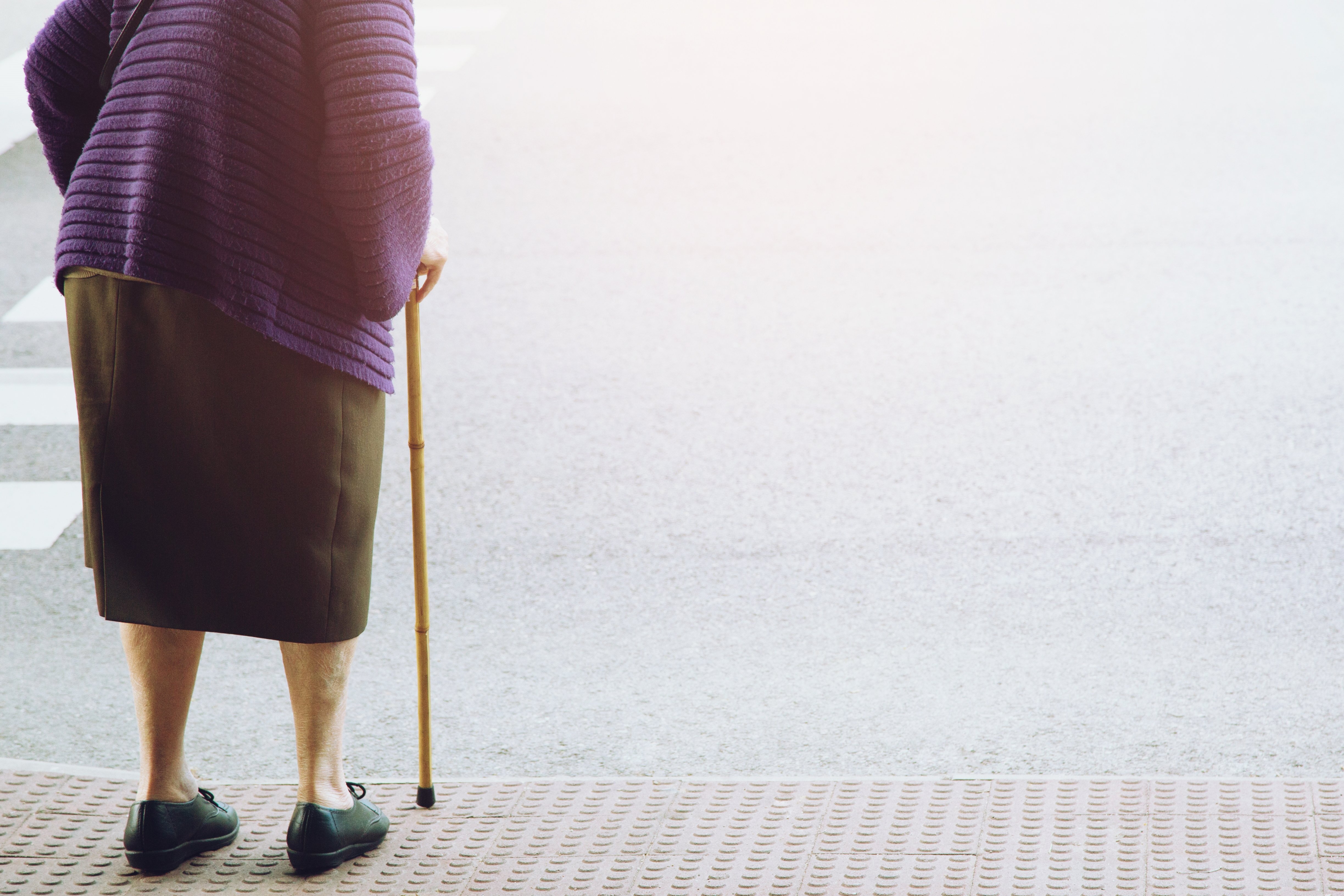 Anciana con bastón. | Foto: Shutterstock