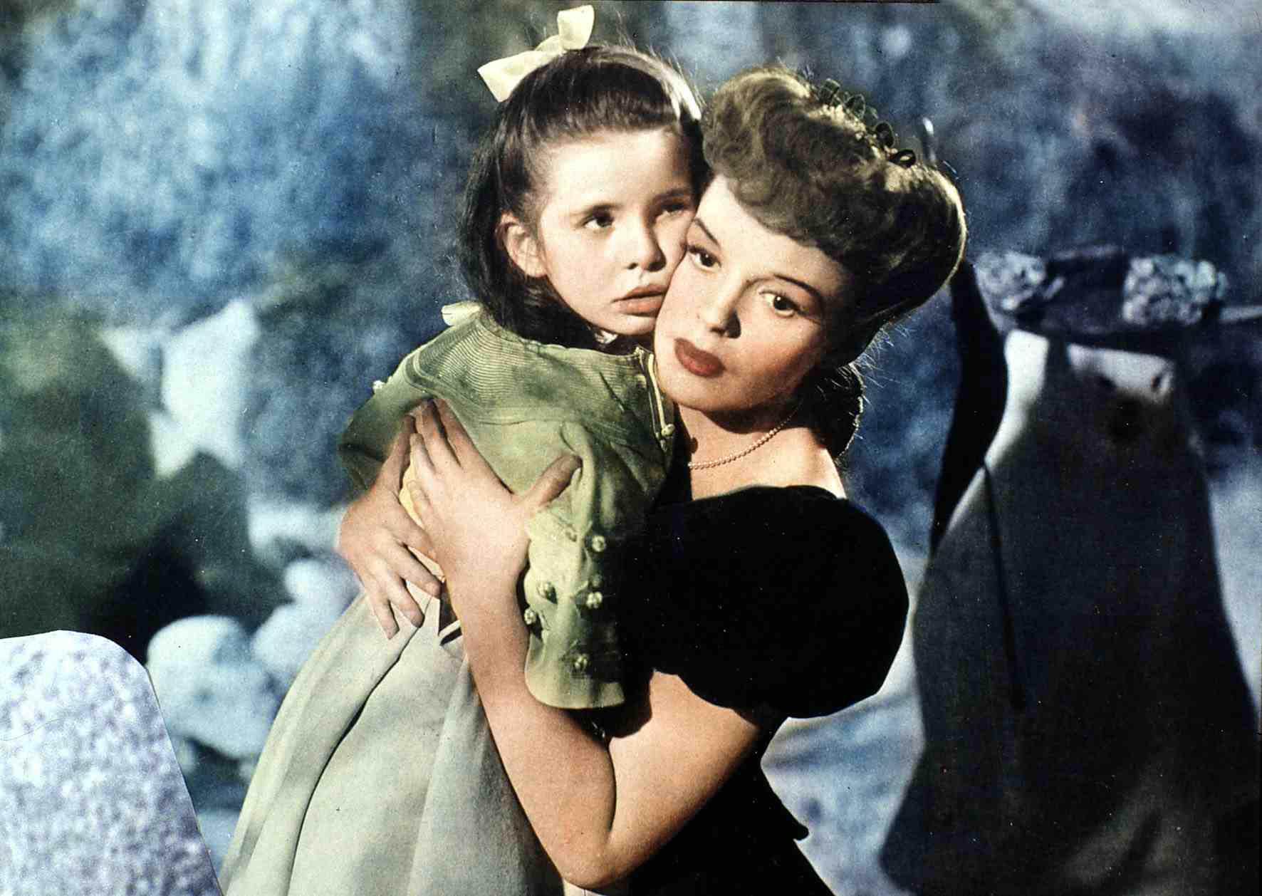 The actress and Judy Garland on the set of "Meet Me in St. Louis," 1944 | Source: Getty Images