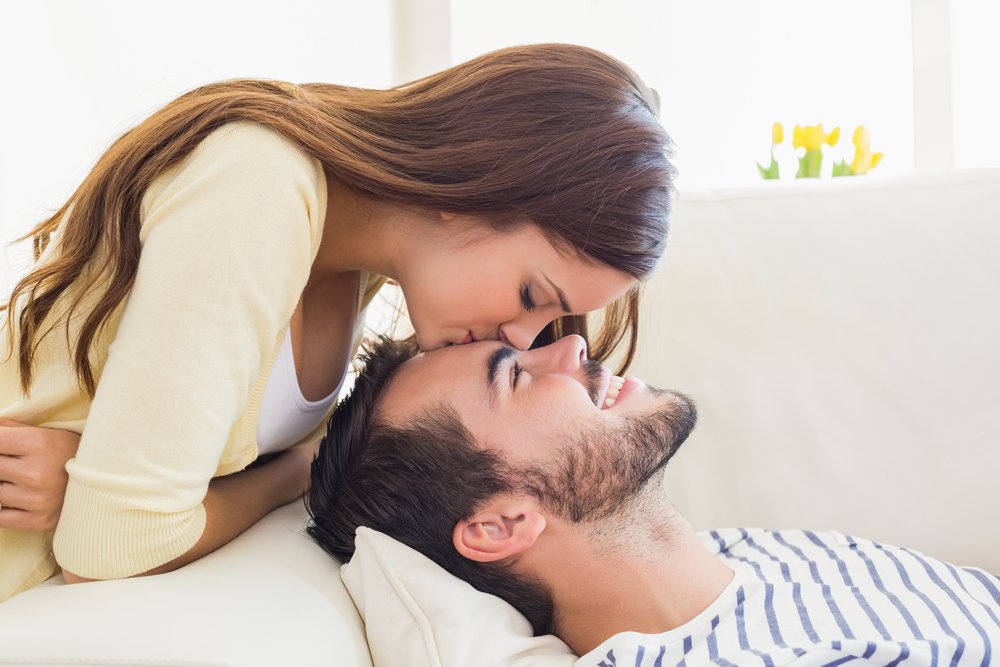 Mujer besa la frente de su pareja. | Foto: Shutterstock Mujer besa la frente de su pareja. | Foto: Shutterstock