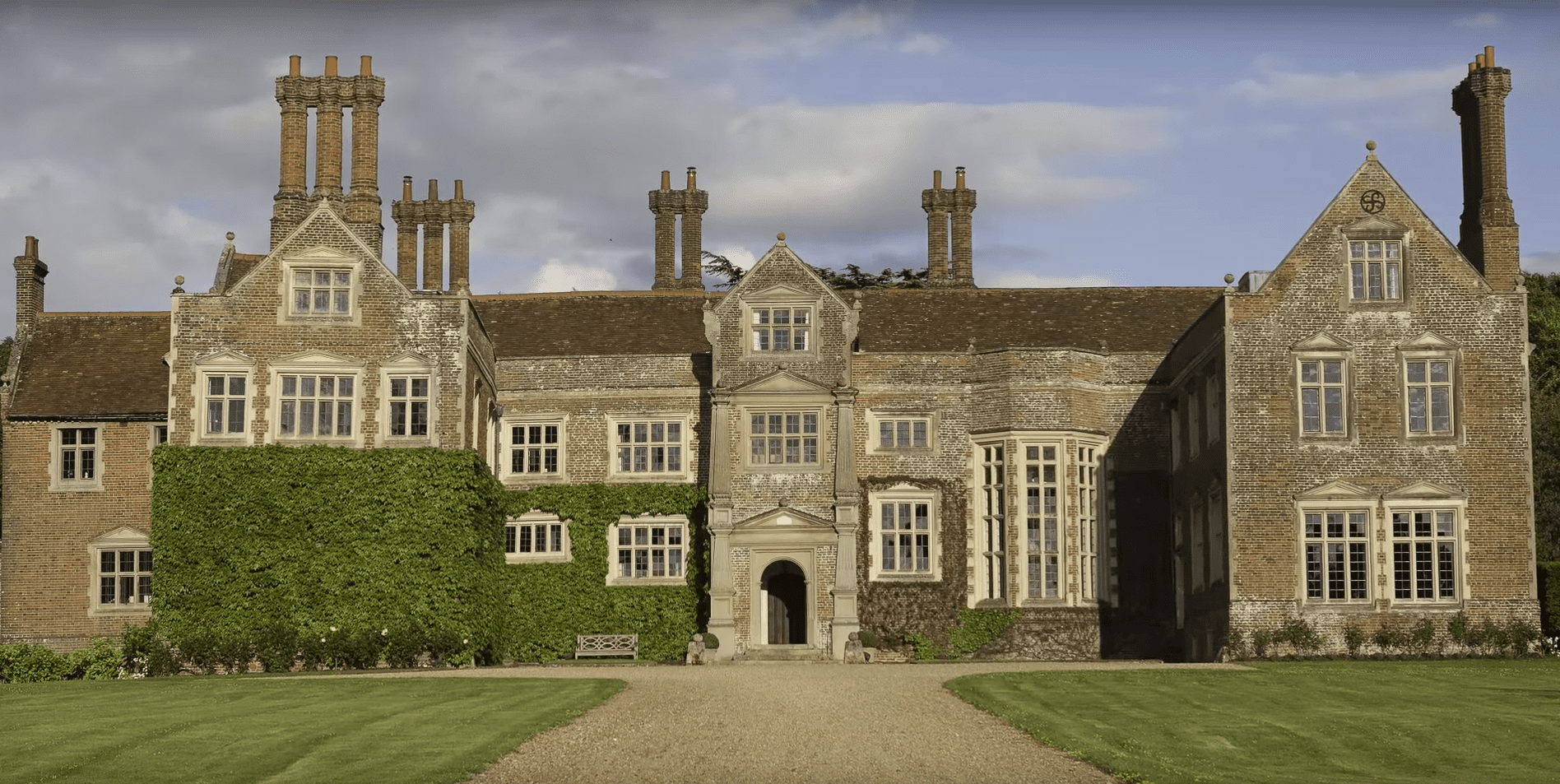 Coldham Hall, el hogar de Claudia Schiffer y su esposo Matthew Vaughan, ubicado en Lawshall, Suffolk, en Cambridge, Inglaterra. | Foto: YouTube/Architectural Digest