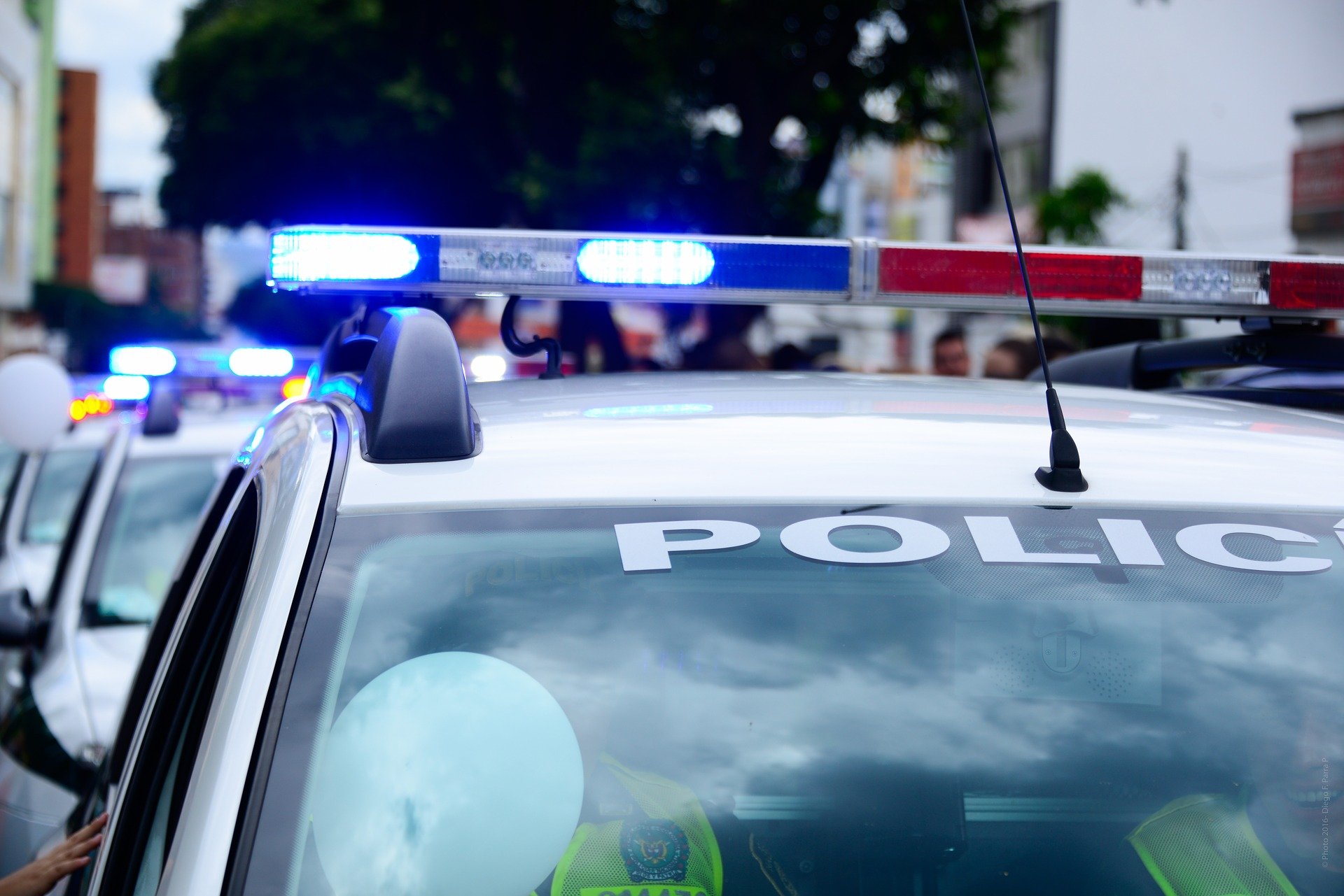 Vehículo de la policía con las luces azules de las sirenas encendidas. | Foto: Pixabay