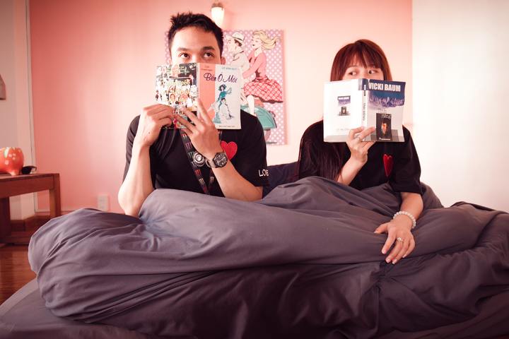 Pareja leyendo en la cama. | Foto: Pxhere