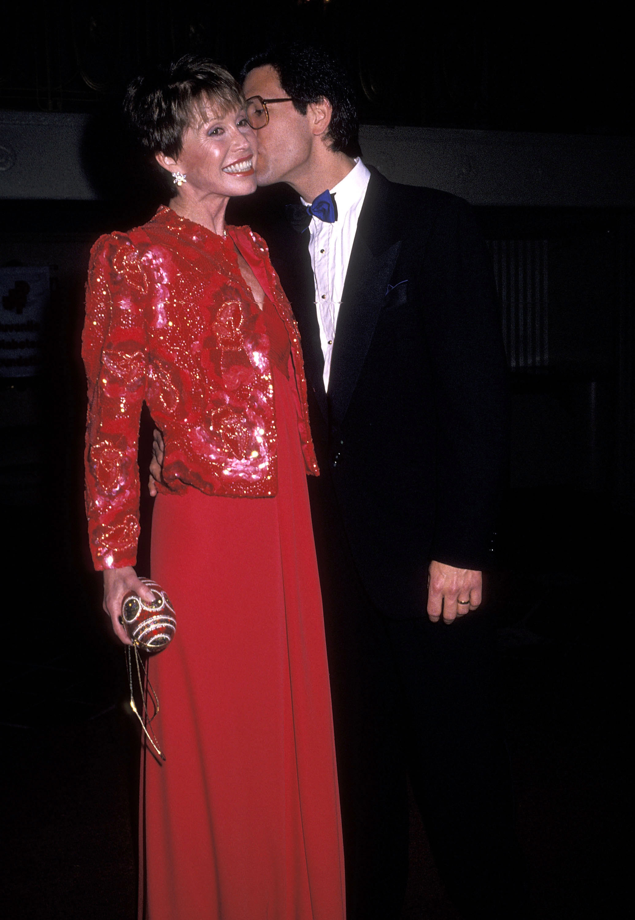 Mary Tyler Moore and Dr. Robert Levine as the Juvenile Diabetes Research Foundation International Honors Mary Tyler Moore on March 22, 1990 | Source: Getty Images