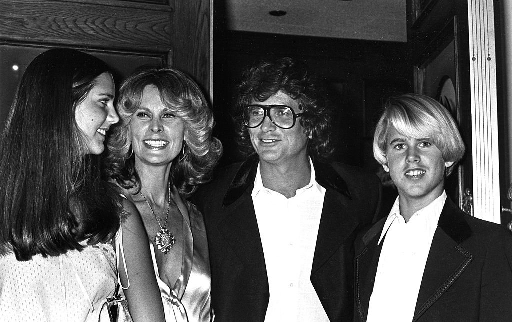 Michael Landon, Frau Lynn Noe, Tochter Leslie Landon und Sohn Michael Landon Jr. nehmen am 20. Februar 1978 in Los Angeles, Kalifornien, an den vierten jährlichen People's Choice Awards teil. (Foto von Ron Galella) I Quelle: Getty Images