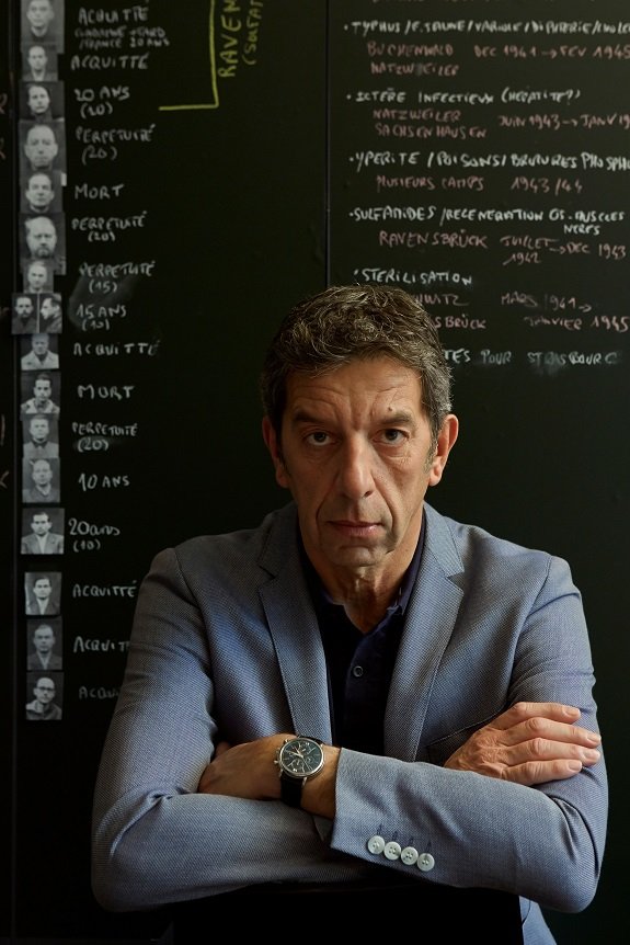 Médecin et présentateur de télévision, Michel Cymes pose le 09 février 2015 à Issy-Les-Moulineaux, France. | Photo : Getty Images Médecin et présentateur de télévision, Michel Cymes pose le 09 février 2015 à Issy-Les-Moulineaux, France. | Photo : Getty Images