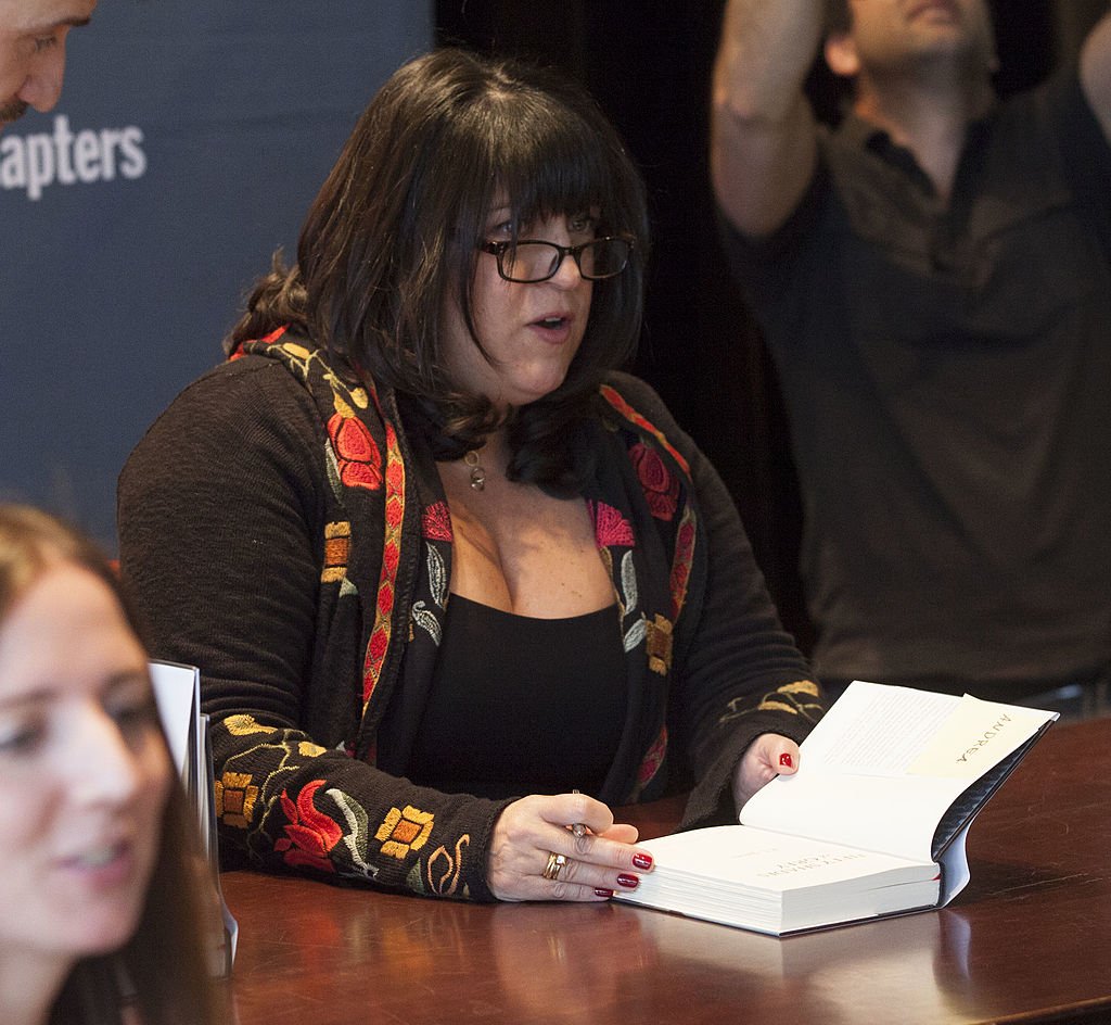 "Fifty Shades of Grey", l'auteure E.L. James rencontre ses fans lors de sa séance de dédicace chez Chapters, le 16 février 2014 à Vancouver, au Canada. | Photo : Getty Images
