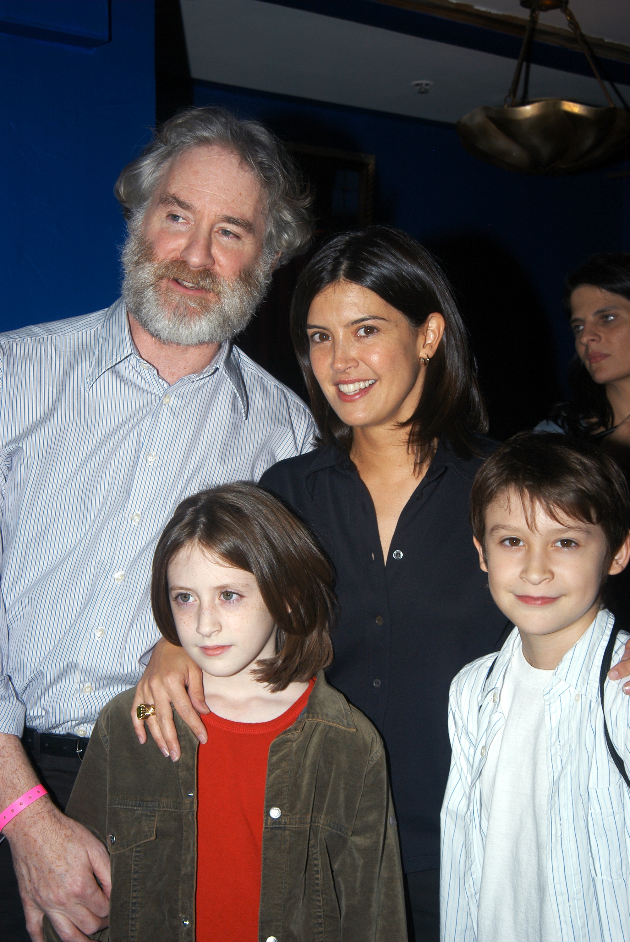 Kevin Kline, his wife , and their kids, Greta and Owen, at the Supper Club on September 25, 2003 | Source: Getty Images