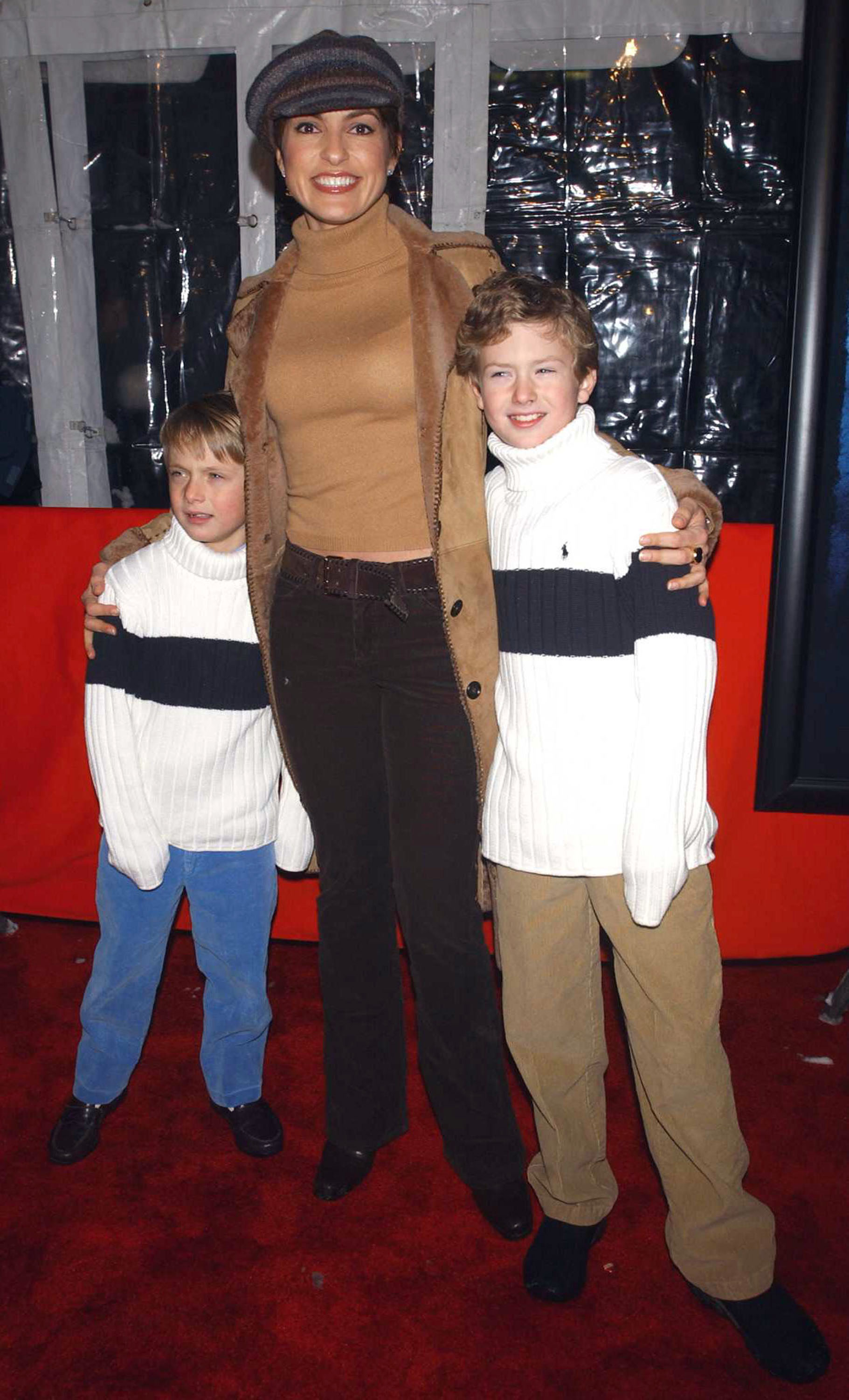 Mariska Hargitay con dos niños no identificados en el estreno de "The Lord of the Rings: The Two Towers" en Nueva York, 2002. | Foto: Getty Images