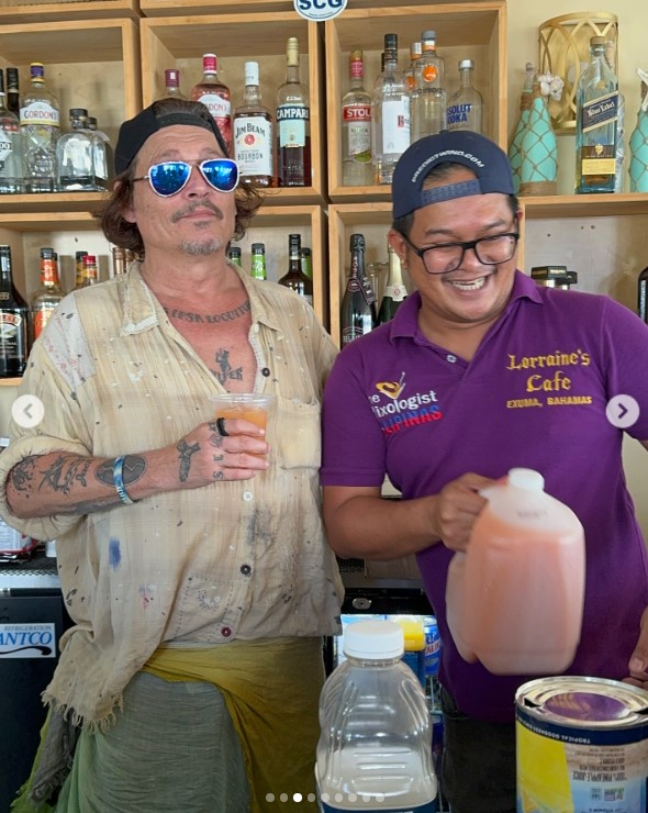 Johnny Depp and @killerbartender at Lorraines Cafe & High Tide in Exuma, Bahamas, on August 30, 3034 | Source: Instagram/killerbartender