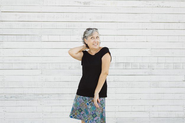 Señora posando sonriente ante la cámara. l Foto: Freepik