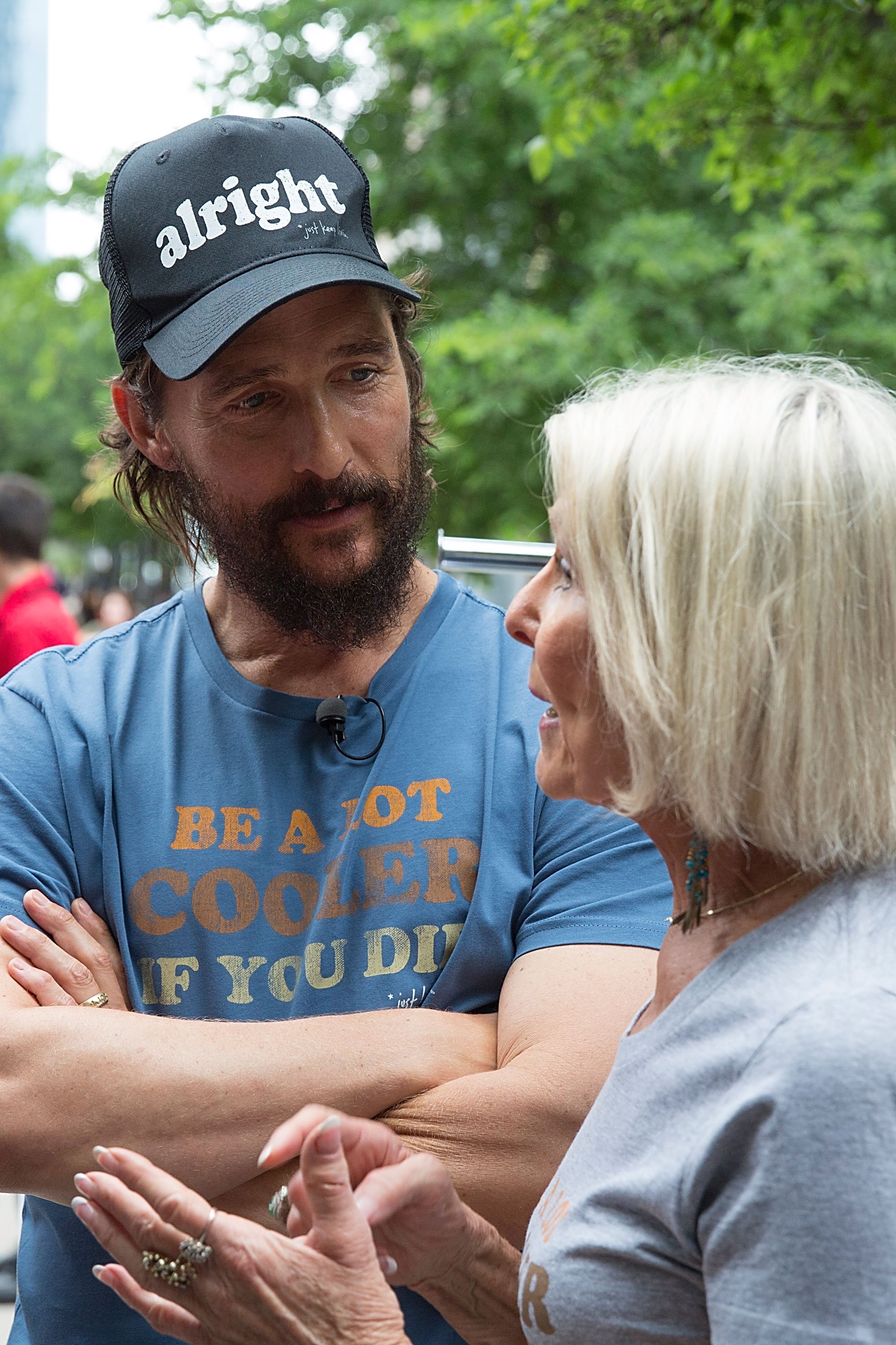 Matthew McConaughey und seine Mutter Kay McConaughey besuchen am 17. April 2015 den Popup-Shop "Just Keep Livin" in Austin, Texas. | Quelle: Getty Images
