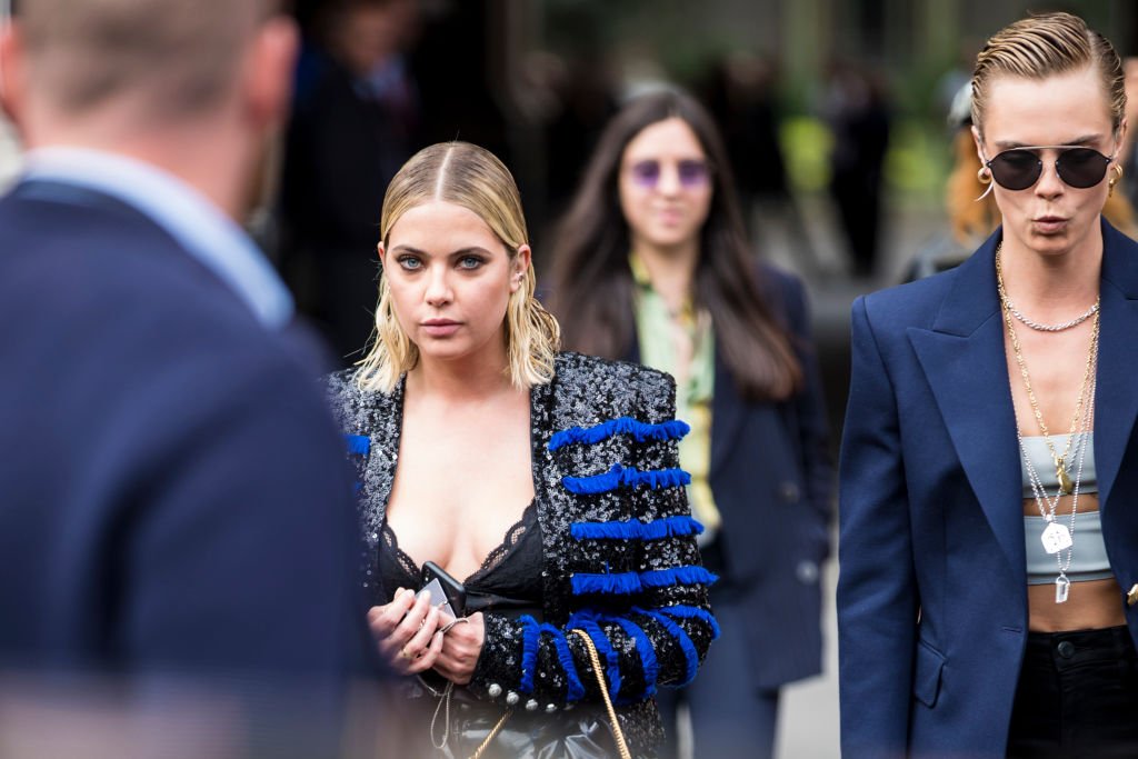 Cara Delevingne et Ashley Benson à Paris en 2018. l Source : GettyImages Cara Delevingne et Ashley Benson à Paris en 2018. l Source : GettyImages
