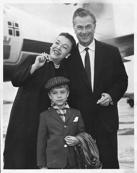 Eddie Albert with his wife Margot and his son Eddie at London Airport, 1957. | Photo: Getty Images